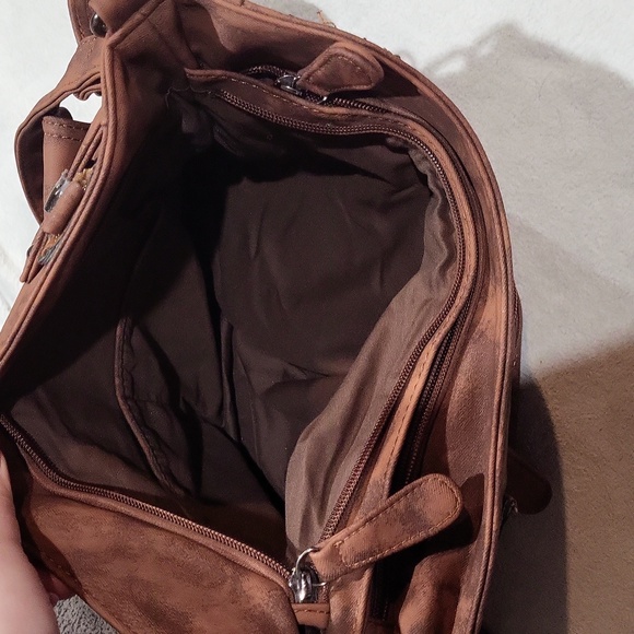 KL928 Crossbody Bag - Picture 10 of 16